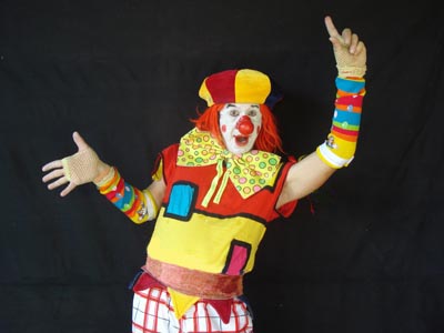 Le clown lève le doigt
