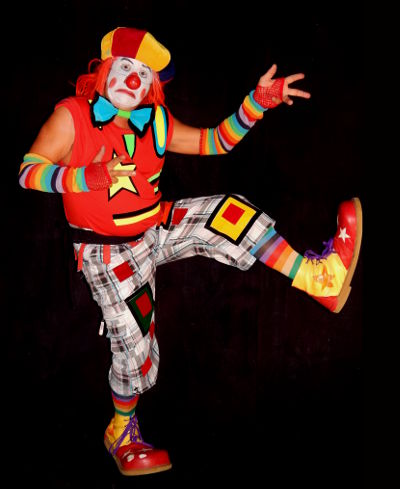 Le clown Roberto arrive pour un spectacle
